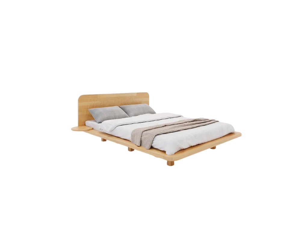 Moderná manželská posteľ Japandic z dreva v japonskom štýle, s nočnými stolíkmi a drevenými posteľnými nohami, pohľad zboku.