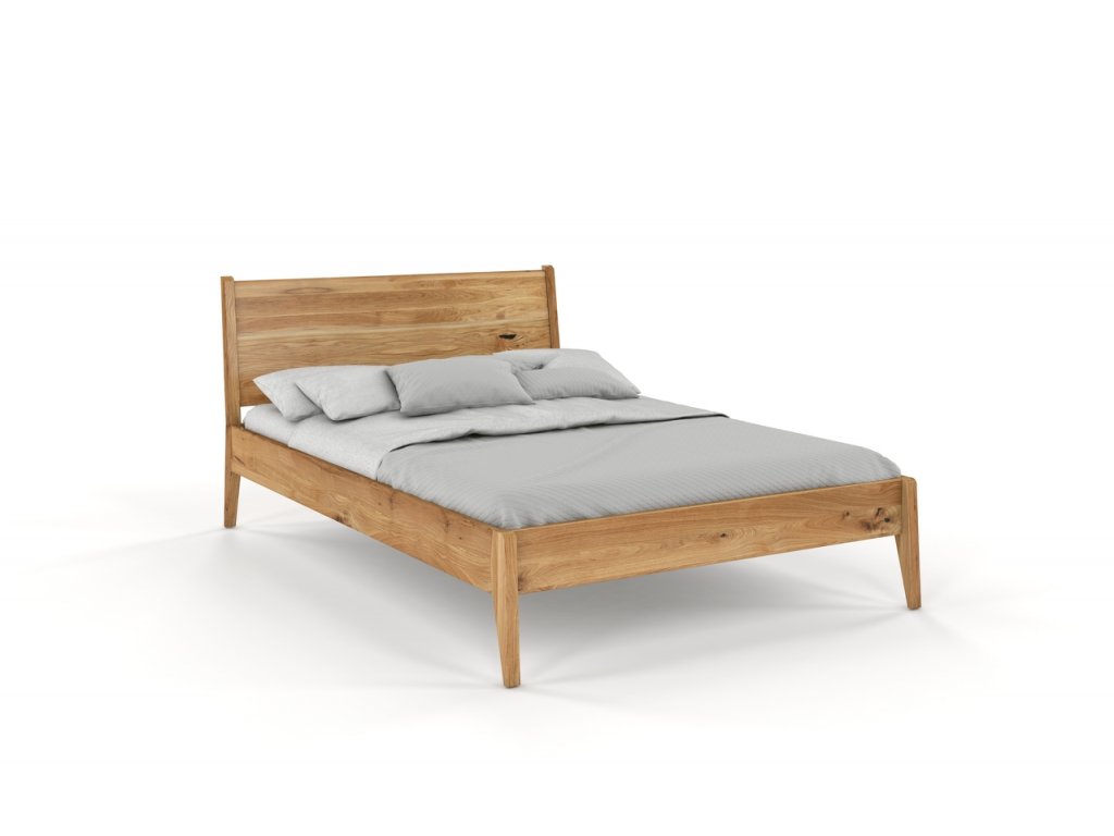 Manželská drevená posteľ Radom s vysokými nohami a moderným minimalistickým čelom, pohľad zboku.