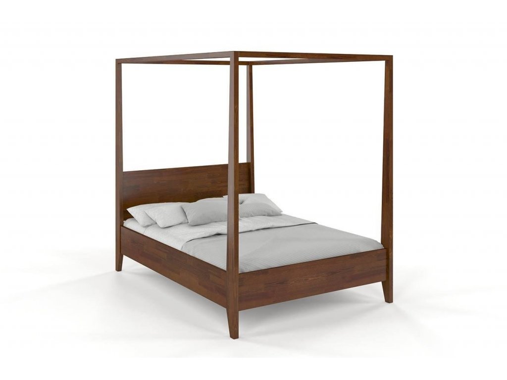 Manželská posteľ Canopy z tmavého masívu s vysokými nohami, vyrobená z borovice, pohľad zboku.