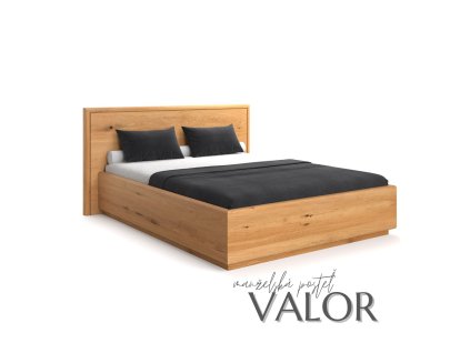Pohľad na modernú drevenú manželskú posteľ Valor s vysokým čelom, pohľad zboku.