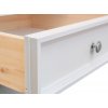 Detailný pohľad na vnútro a predok šuflíka komody z dreva Belluno Elegante v bielej farbe.