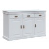Komoda z masívu Toskania v provensalskom štýle, s ozdobným frézovaním, dvierkami a šuflíkmi v bielej farbe, pohľad zboku.