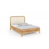 Manželská posteľ s čalúneným čelom v svetlej farbe Visby Modena, z borovicového dreva, pohľad zboku.
