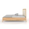 Manželská posteľ Modena z masívneho dreva, s čalúnením svetlej farby a s posteľnou bielizňou, pohľad spredudrevena dubova postel modena.6